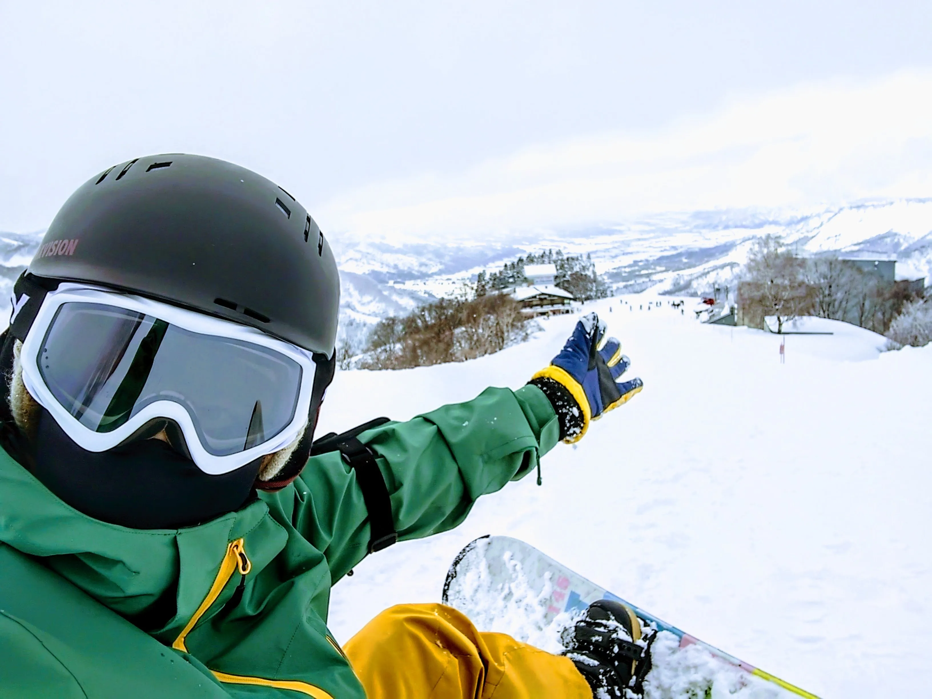 雪景色を背景に記念写真